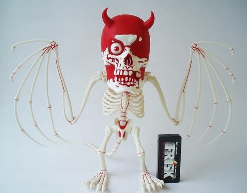 Skull Bat - VCD Special No.49 - RED figure by Balzac, produced by Medicom Toy. Front view.
