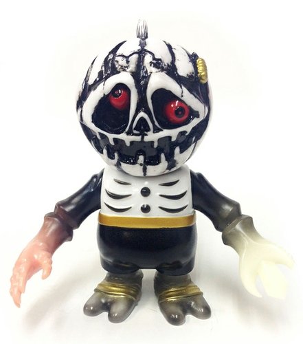SKULL BB.PSM figure by Cure, produced by Secret Base. Front view.