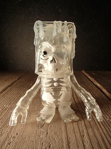 Skull BxBxB - White/Clear figure by Balzac, produced by Secret Base. Front view.