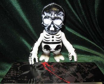 Skull BxBxSkull - White figure by Secret Base, produced by Secret Base. Front view.
