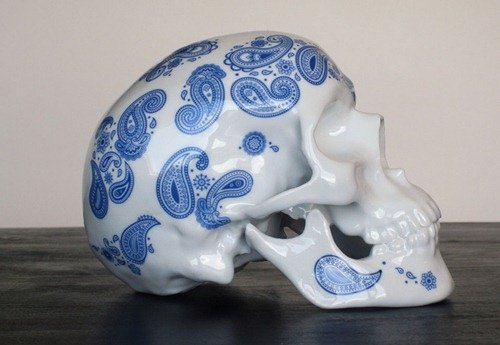SKULL CASHMERE BLUE figure by Noon, produced by K.Olin Tribu. Side view.