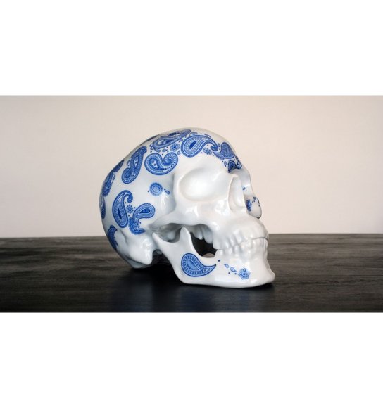 SKULL CASHMERE BLUE figure by Noon, produced by K.Olin Tribu. Side view.