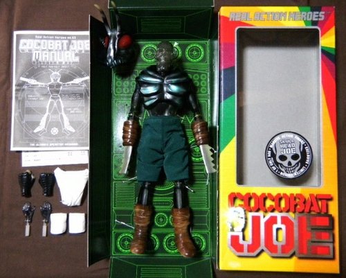 Skullhead Joe figure by Pushead X Takeshit, produced by Medicom Toy. Front view.