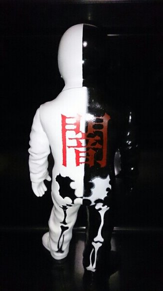 Skullman - Black & White figure by Balzac, produced by Secret Base. Back view.