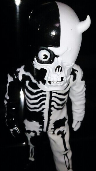 Skullman - Black & White figure by Balzac, produced by Secret Base. Detail view.