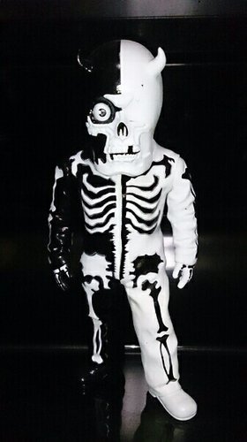 Skullman - Black & White figure by Balzac, produced by Secret Base. Front view.