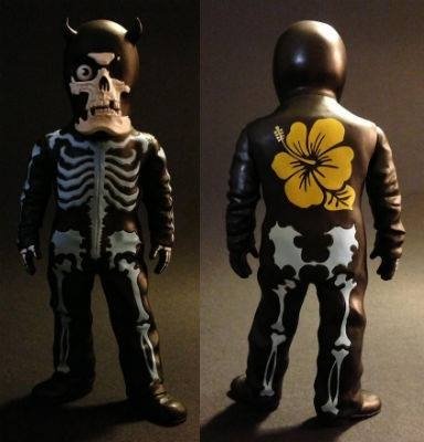 Skullman - Hibiscus Okinawa figure by Balzac, produced by Secret Base. Front view.