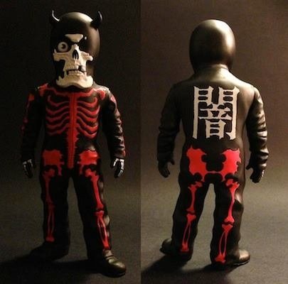 Skullman - Red Bones/White Kumamoto figure by Balzac, produced by Secret Base. Front view.