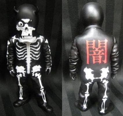 Skullman - Red Kumamoto figure by Balzac, produced by Secret Base. Front view.