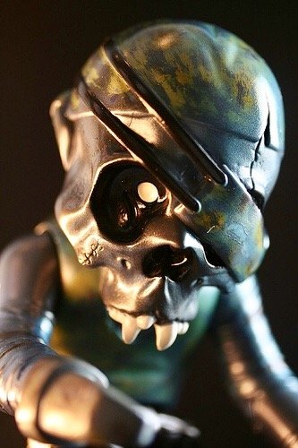 Skull pirate (FHP) - Pusfan 10th Anniversary figure by Pushead, produced by Secret Base. Detail view.