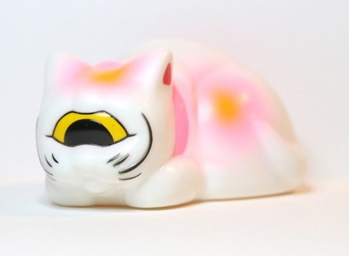 Sleeping Fortune Cat figure by Mori Katsura, produced by Realxhead. Front view.
