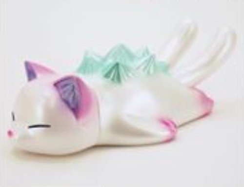 Sleeping Negora - Pearl figure by Konatsu. Front view.