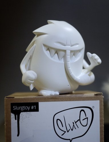Slurg - White figure by Joachim Lau, produced by Roook. Front view.