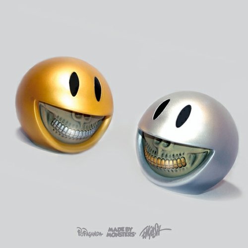 Smiley Grin Platinum-Gold Grill edition figure by Ron English, produced by Made By Monsters. Front view.