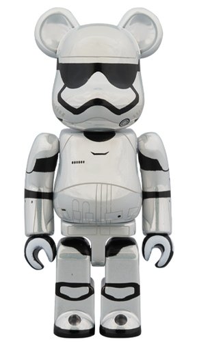 STAR WARS - FIRST ORDER STORMTROOPER -The Force Awakens-Chrome Ver. BE@RBRICK 100% figure, produced by Medicom Toy. Front view.