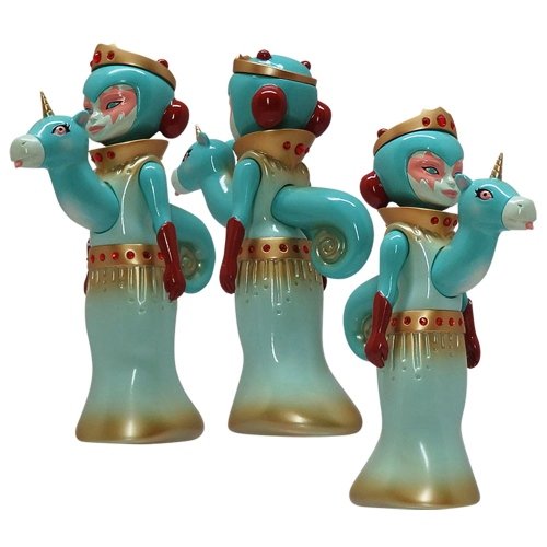 Stella and Flux - Infrared figure by Tara Mcpherson, produced by Tomenosuke + Circus Posterus. Front view.