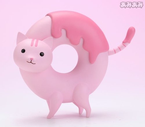 Strawberry Donyatsu figure, produced by Algernon Product. Front view.