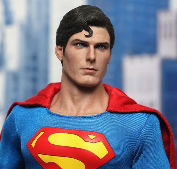 Superman figure by Yulli, produced by Hot Toys. Detail view.