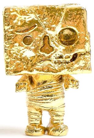 TAU POK KING - BLING GOLD figure by Daniel Yu, produced by Mighty Jaxx. Front view.