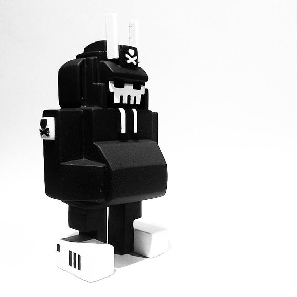 Teqagon | BOTOTOY x TEQ63 figure by Quiccs X Arnold Austria, produced by Ins - Imagine Nation Studios. Side view.