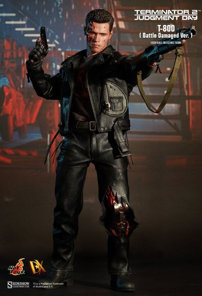 Terminator T-800 (Battle Damaged Version) figure by Kojun, produced by Hot Toys. Front view.