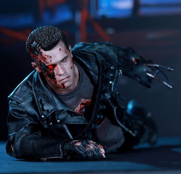 Terminator T-800 (Battle Damaged Version) figure by Kojun, produced by Hot Toys. Detail view.