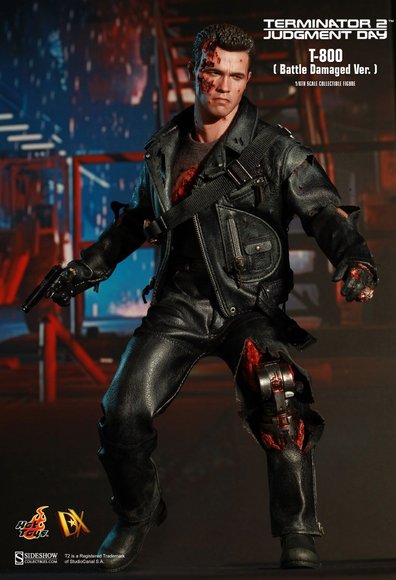 Terminator T-800 (Battle Damaged Version) figure by Kojun, produced by Hot Toys. Front view.