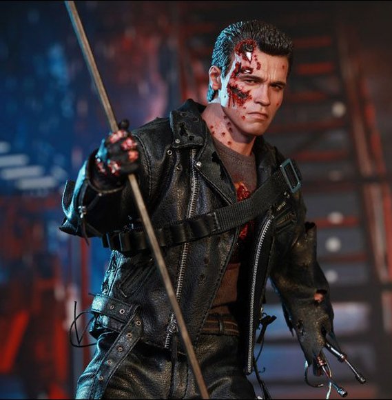 Terminator T-800 (Battle Damaged Version) figure by Kojun, produced by Hot Toys. Detail view.