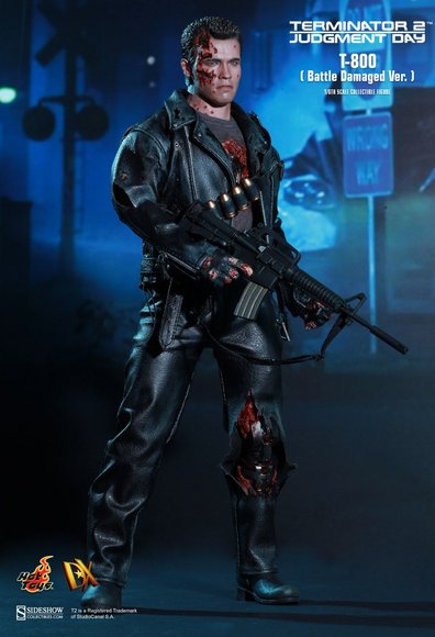 Terminator T-800 (Battle Damaged Version) figure by Kojun, produced by Hot Toys. Front view.