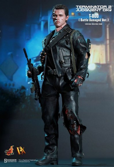Terminator T-800 (Battle Damaged Version) figure by Kojun, produced by Hot Toys. Front view.
