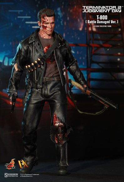 Terminator T-800 (Battle Damaged Version) figure by Kojun, produced by Hot Toys. Front view.
