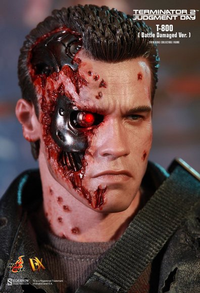 Terminator T-800 (Battle Damaged Version) figure by Kojun, produced by Hot Toys. Detail view.
