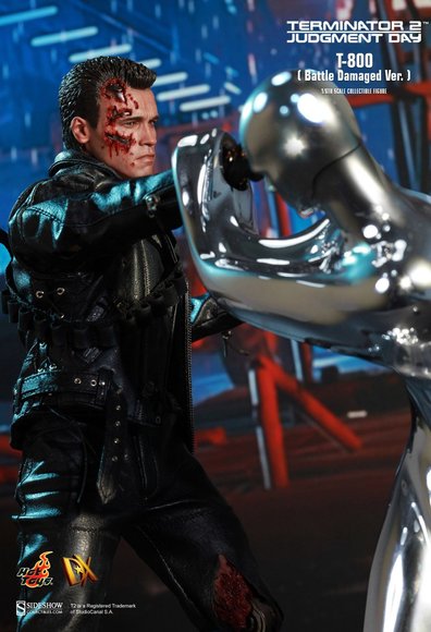 Terminator T-800 (Battle Damaged Version) figure by Kojun, produced by Hot Toys. Detail view.