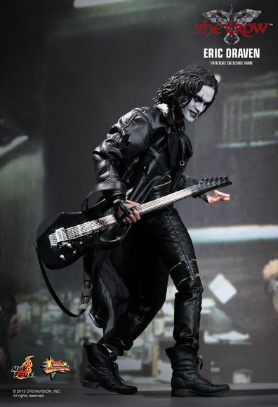 The Crow ( Eric Draven ) figure by Jc. Hong, produced by Hot Toys. Side view.