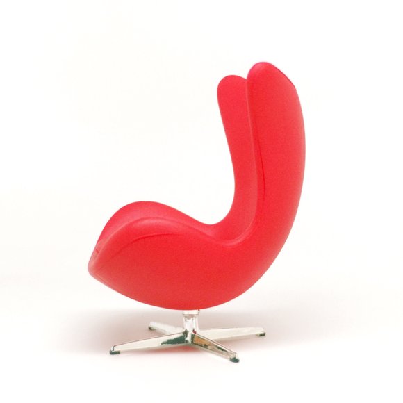 The Egg Chair figure by Arne Jacobsen, produced by Reac Japan. Side view.