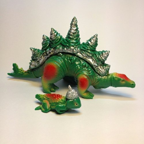 The First Vinyl Stegoforest Release figure by Jesse Narens, produced by Ghost&Flower. Side view.