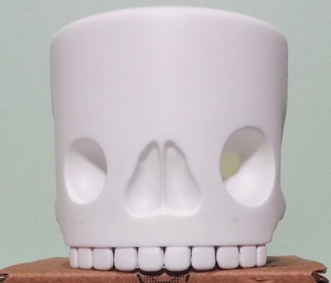 The Skull – White/DIY figure by Diabolo Texas. Front view.