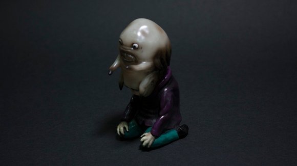 THE VAMPYRES NATTESTALKER EDITION figure by John Kenn Mortensen, produced by Unbox Industries. Side view.