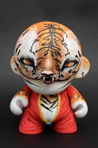 tiger figure by Mr.Mitote. Front view.