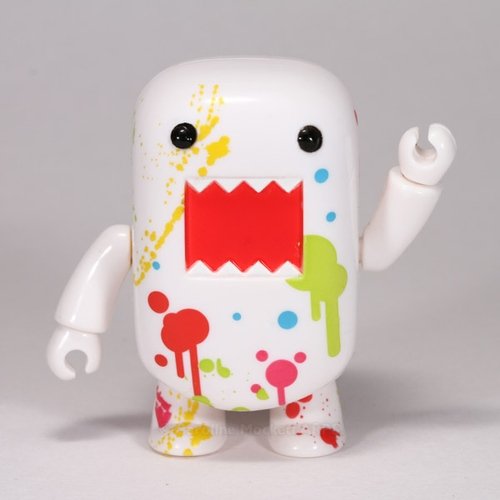 Paint Splatter Domo Qee figure by Dark Horse Comics, produced by Toy2R. Front view.