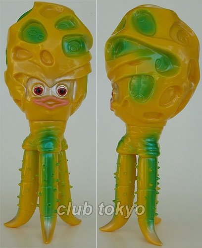 Chibull Seijin Yellow figure by Yuji Nishimura, produced by M1Go. Front view.