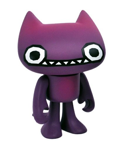 Oh Schnapps : Poison Plum Crappycat figure by Vanbeater, produced by Unacat. Front view.