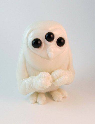 Scowl--White Pearl figure by Motorbot, produced by Deadbear Studios. Front view.