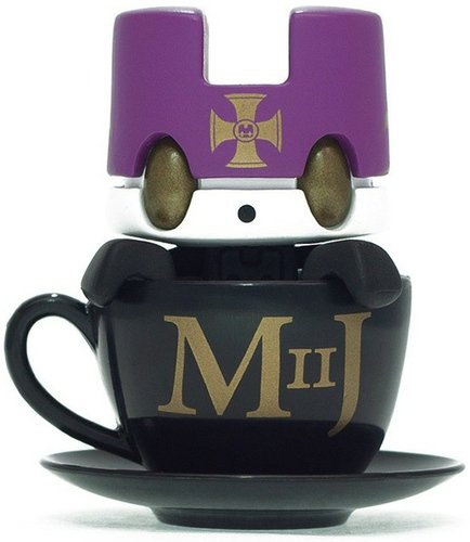 Mini Tea - MajesTea  figure by Matt Jones (Lunartik), produced by Lunartik Ltd. Front view.