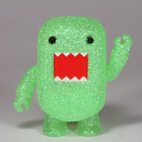 Green Sparkles Domo Qee figure by Dark Horse Comics, produced by Toy2R. Front view.
