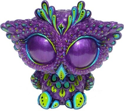 Biggy Owl - Pearlescent Purple figure by Kathleen Voigt. Front view.