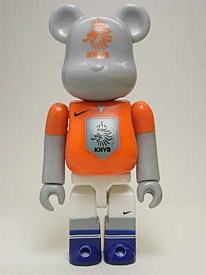 Joga Bonito Be@rbrick - Holland figure by Nike, produced by Medicom Toy. Front view.