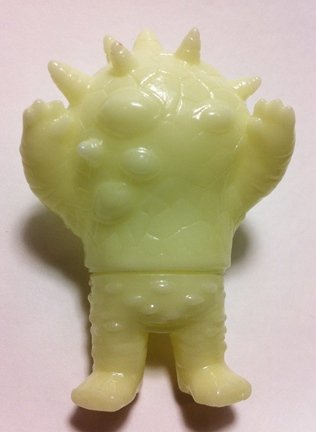 Micro Kaiju Eyezon - Unpainted GID figure by Mark Nagata, produced by Max Toy Co.. Front view.