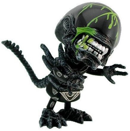 Grid Alien figure, produced by Hot Toys. Front view.