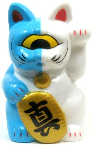 Mini Fortune Cat - Blue/White Split figure by Mori Katsura, produced by Realxhead. Front view.